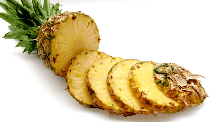 변비에 좋은 과일 파인애플이 잘라져 있다