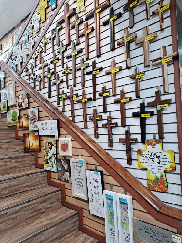 생명의말씀사 계단 옆 십자가 소품