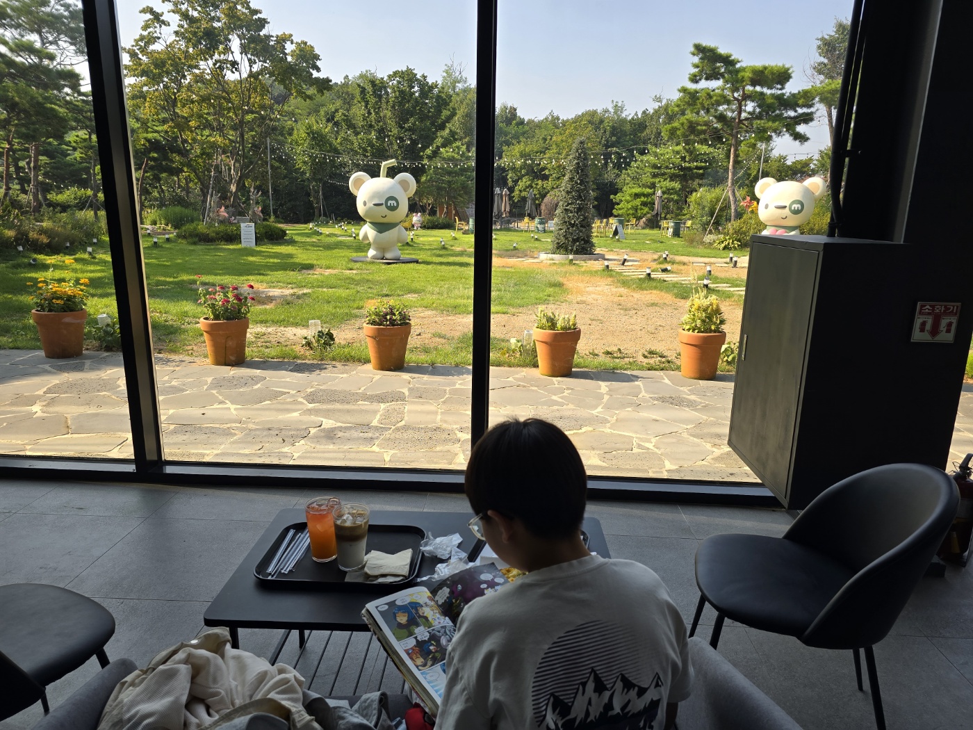 마당이 보이는 창가자리