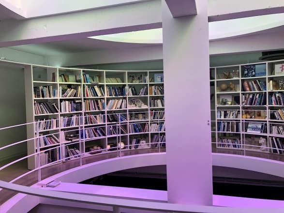 이이남 스튜디오 원형 서가