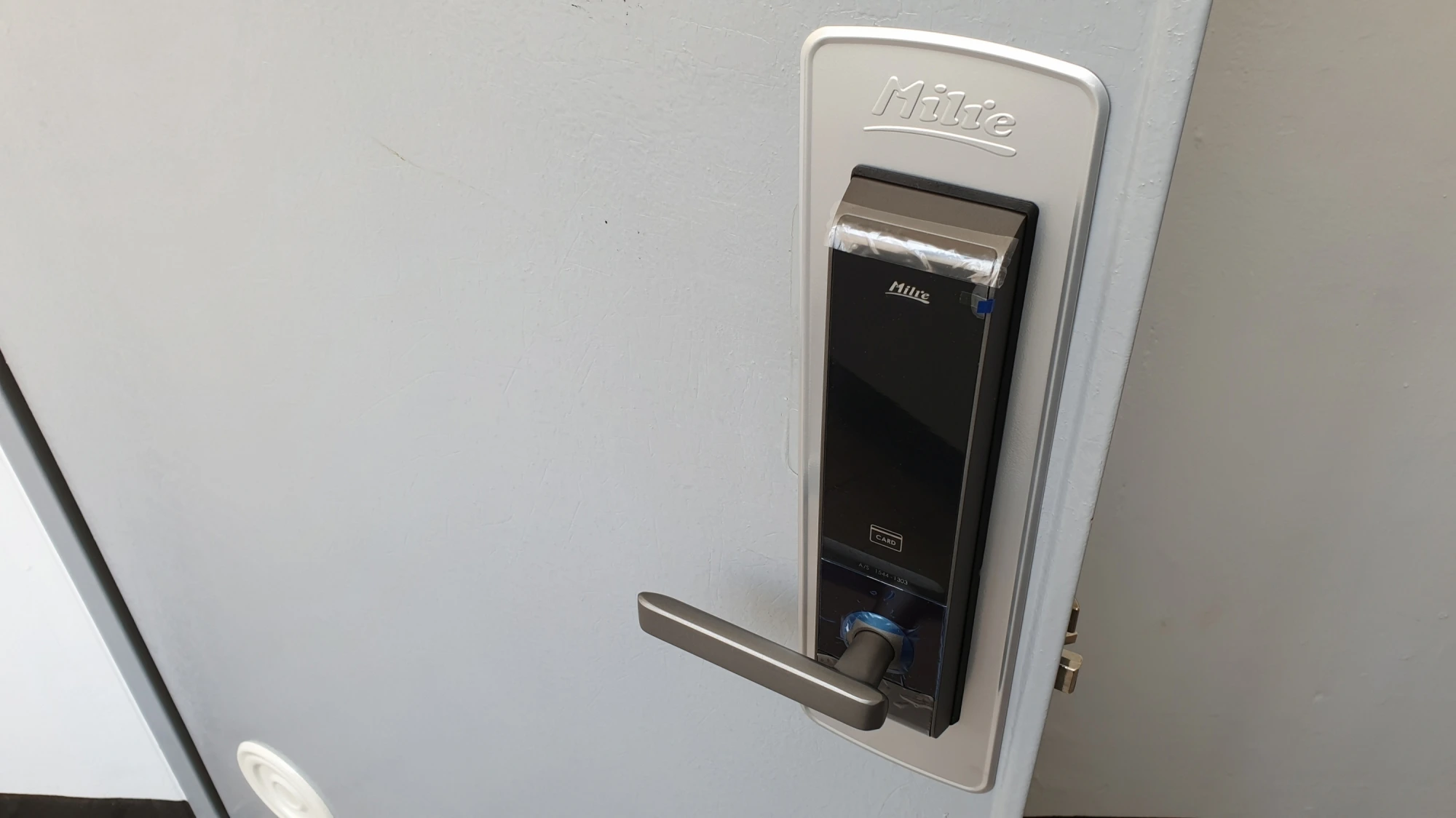 바깥쪽 도어락 설치 모습