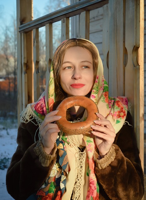 가운데가 뻥 뚫린 베이글을 들고있는 여성