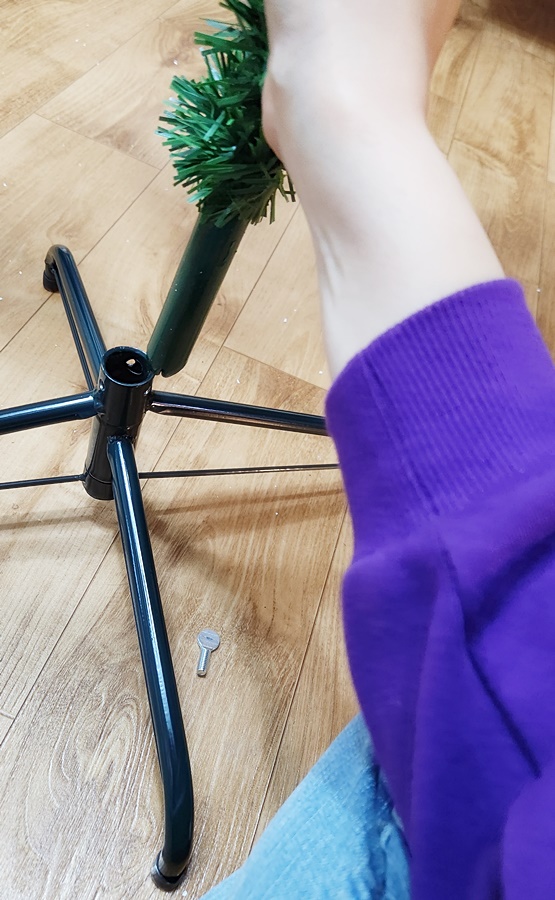 받침대를 x모양으로 만들고 제일 굶은가지부터 꽂아줌