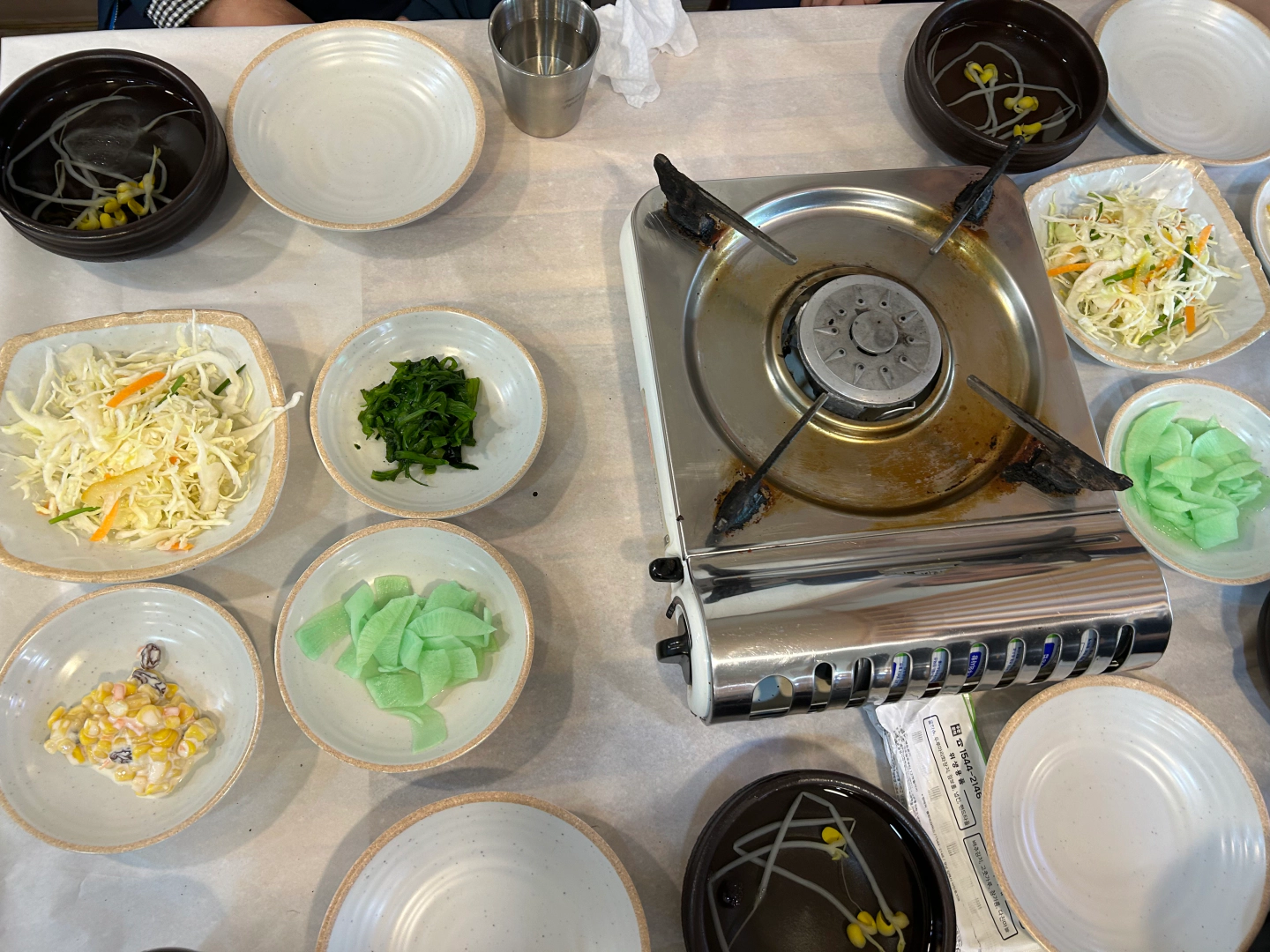 상차림 반찬을 보여주는 이미지