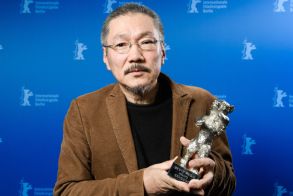 홍상수 감독 수상 사진. 제70회 베를린영화제 '도망친 여자'로 받은 은곰상-감독상