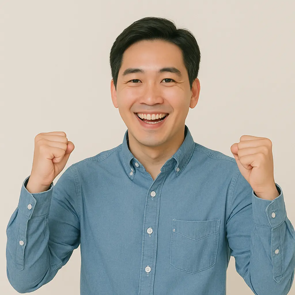 스마트공장 지원 혜택에 기뻐하며 두 주먹을 들어올리는 한국인 남성 이미지