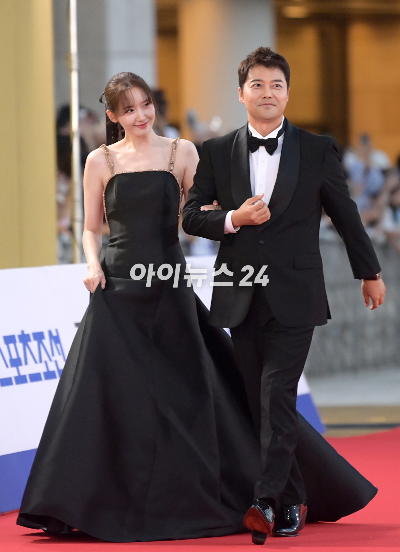 배우 임윤아와 방송인 전현무가 19일 인천 파라다이스시티에서 열린 제2회 청룡시리즈어워즈 레드카펫 행사에 참석하고 있다. [사진=정소희 기자]