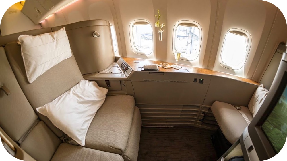 캐세이-퍼시픽-항공-일등석-좌석-햇살-창문-쿠션-사진