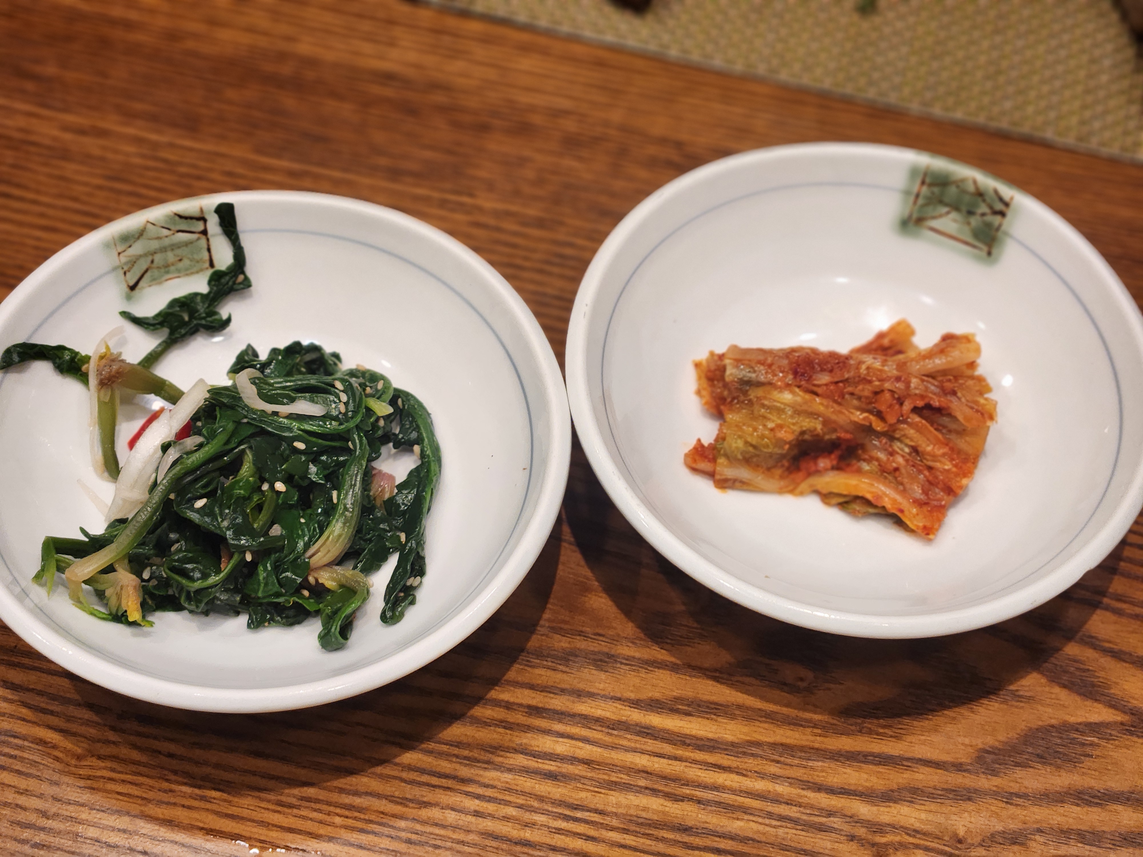 간단하지만 정갈한 밑반찬, 나물무침과 김치