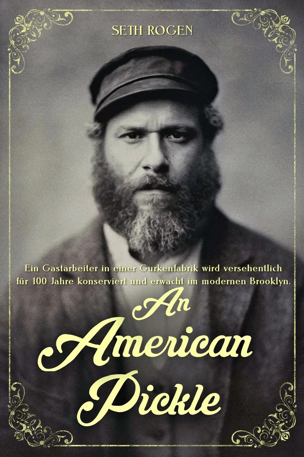 영화 'An American Pickle' 포스터. 흑백톤의 사진 속에 수염이 덥수룩한 세스 로건이 옛날 노동자 복장을 하고 정면을 응시하고 있다. 상단에는 'SETH ROGEN'이라는 이름이 쓰여 있으며, 하단에는 독일어로 &quot;Ein Gastarbeiter in einer Gurkenfabrik wird versehentlich für 100 Jahre konserviert und erwacht im modernen Brooklyn.&quot;(한 피클 공장에서 일하던 이민 노동자가 실수로 100년간 절여지고 현대 브루클린에서 깨어난다)라는 문구와 함께 제목 'An American Pickle'이 고딕 장식과 함께 적혀 있다.