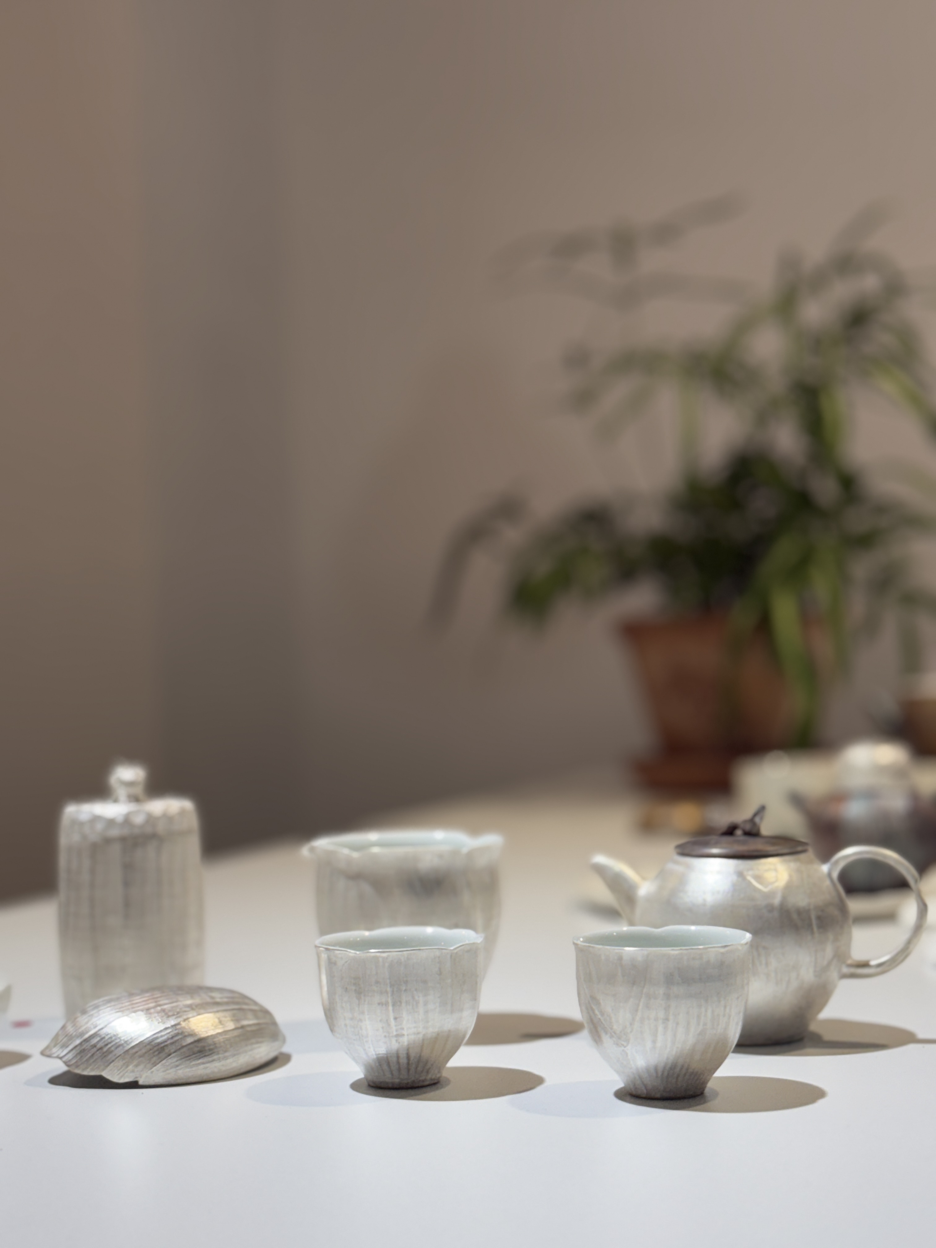 은도금으로 우아함을 뽑내고 있는 다기들