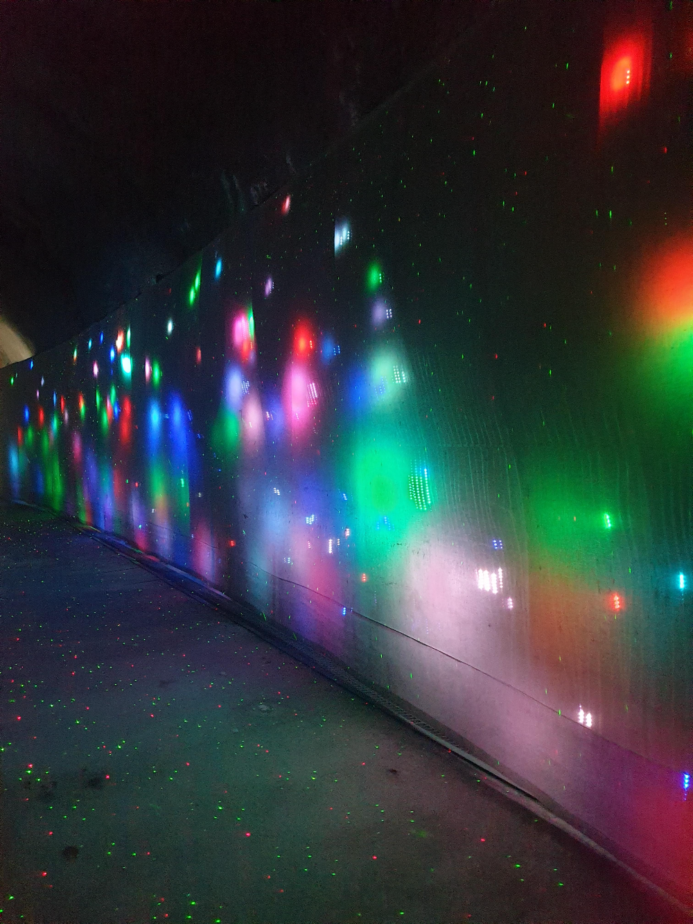 반딧불이 반짝이는 것처럼 조명을 구성해 놓음