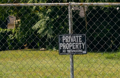 철조망 속 사유지라고 써있는 팻말