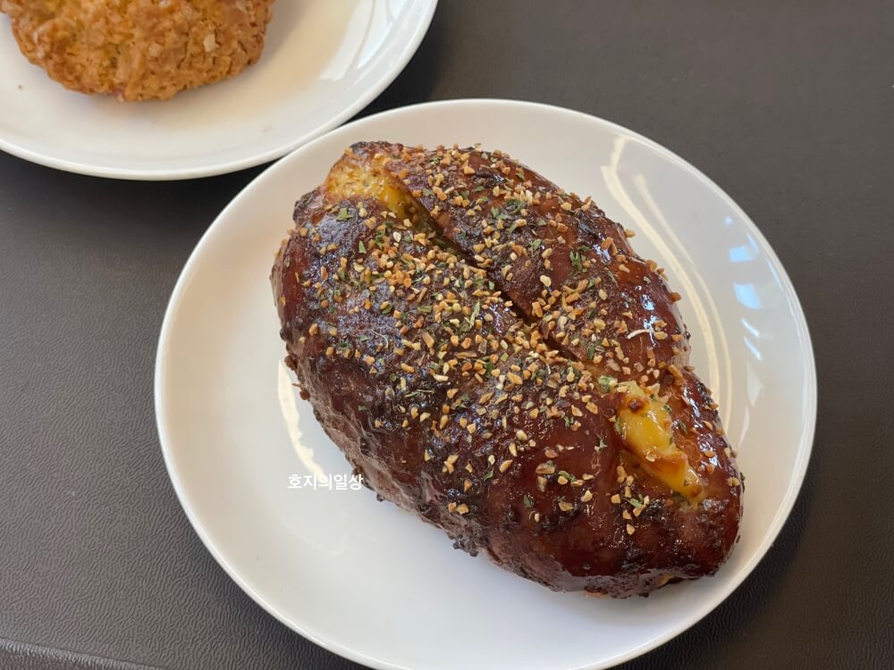 화성 동탄 대형 브런치 카페인 중리 - 갈릭 브레드