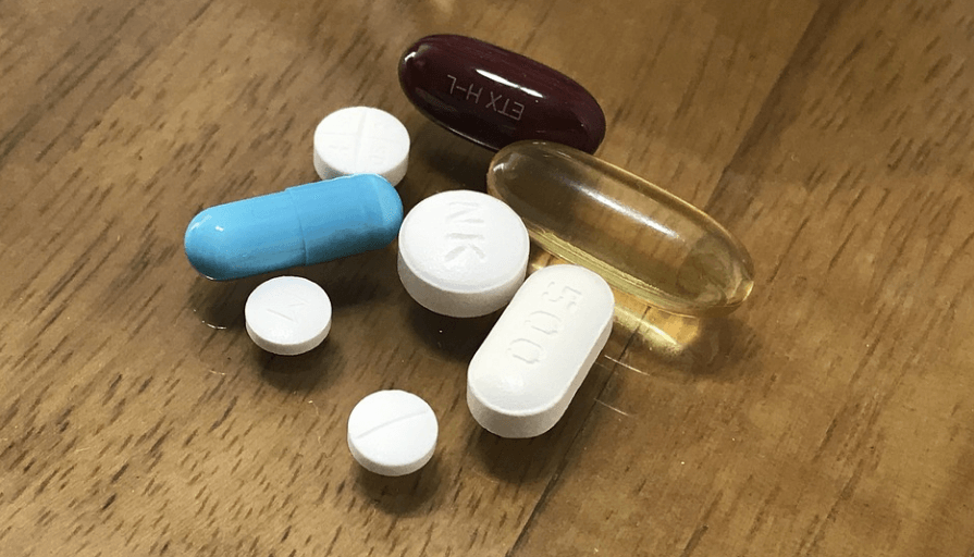 멍 빨리 빼는 법으로 도움이 되는 여러가지 영양제가 놓여 있다