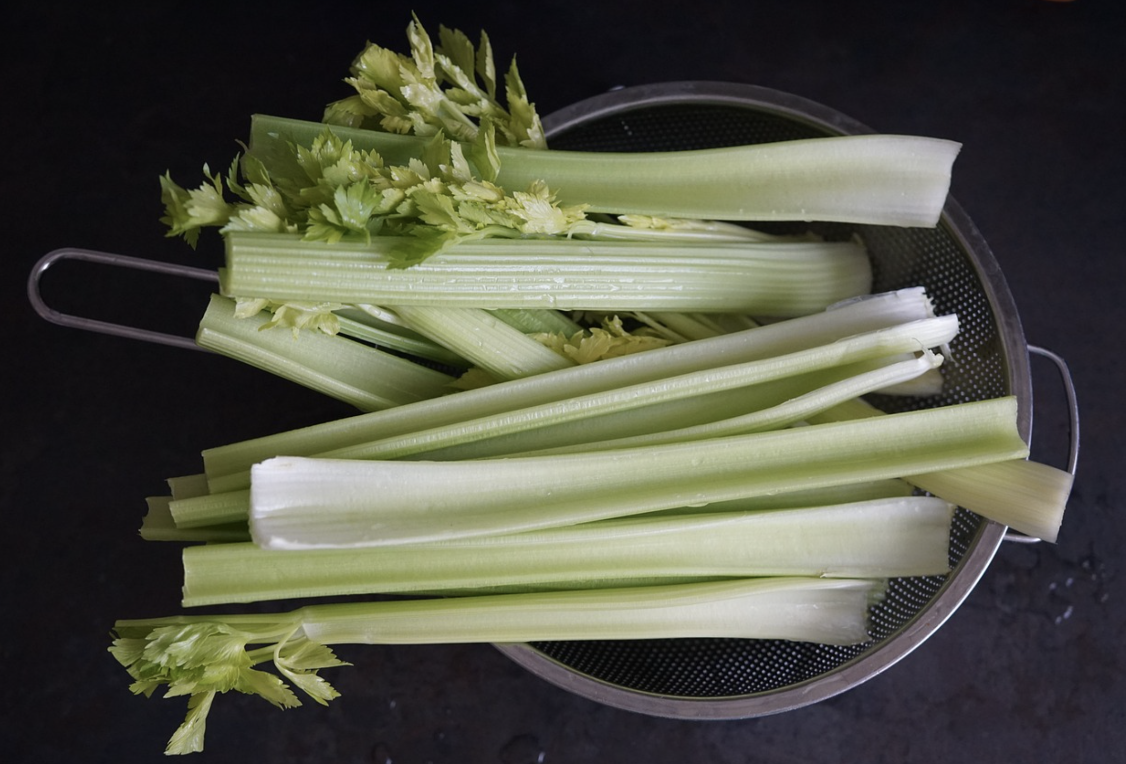 셀러리 주스와 함께 건강한 아침 루틴 만들기