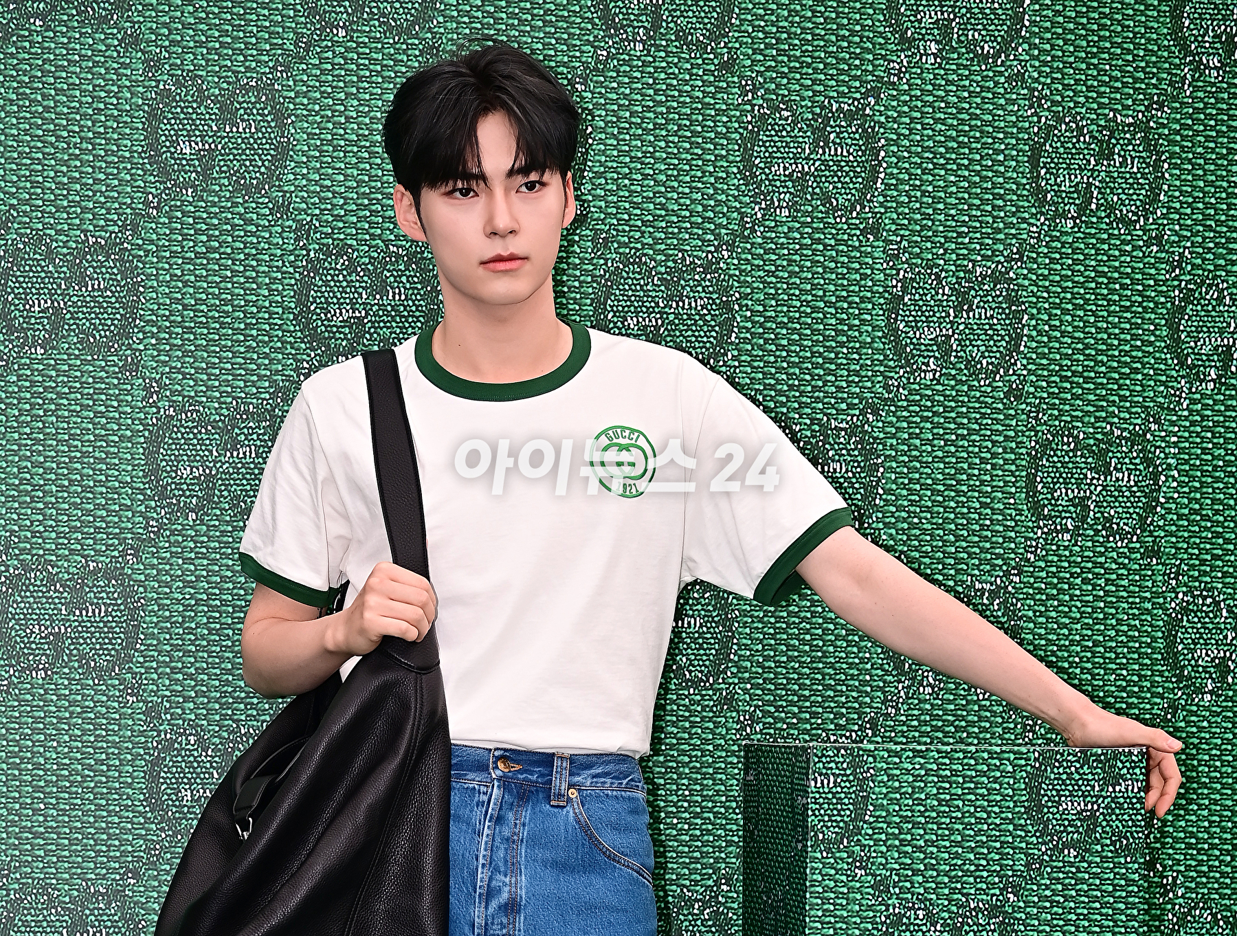 제로베이스원 성한빈이 6일 오후 서울 용산구 구찌가옥에서 열린 구찌(GUCCI) 신제품 출시 기념 행사에서 포토타임을 갖고 있다. [사진=곽영래 기자]