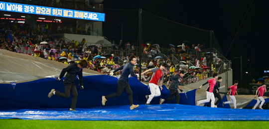 KBO 포스트시즌 역사상 첫 서스펜디드 게임