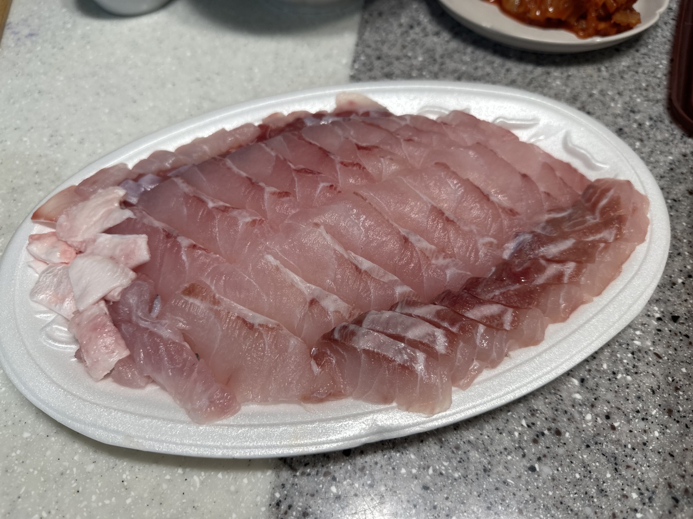 부레, 뱃살 등 모든 부위를 다양하게 담아주심