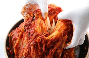 김치를-손으로-찢는모습