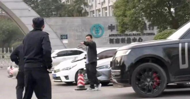 30cm 흉기 든 남성과 경찰 대치…