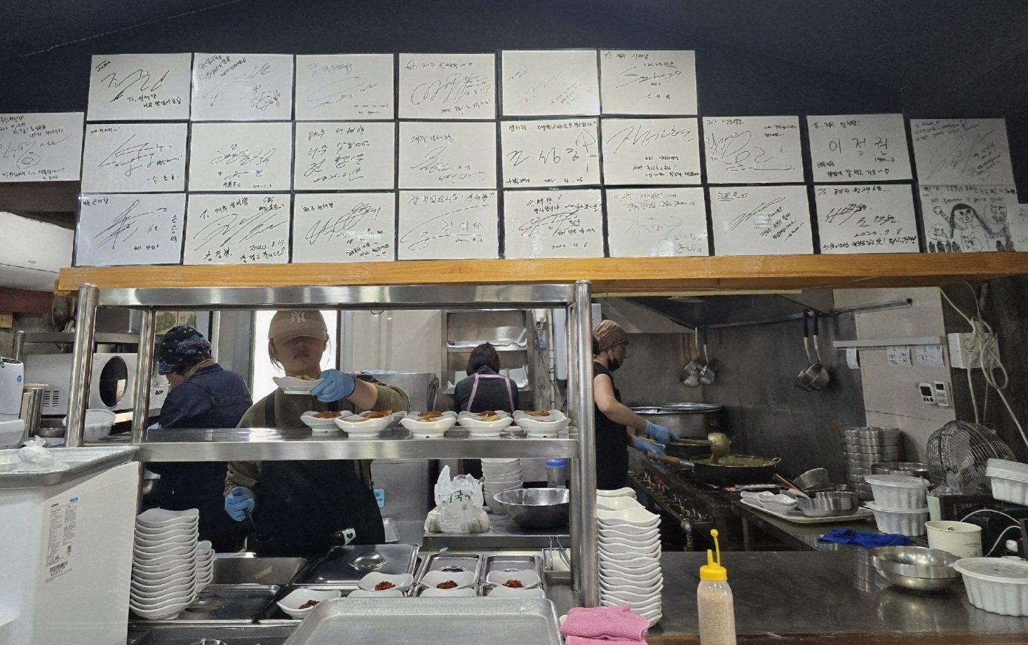 오픈 주방, 직원들의 바쁘게 움직이고 있다.