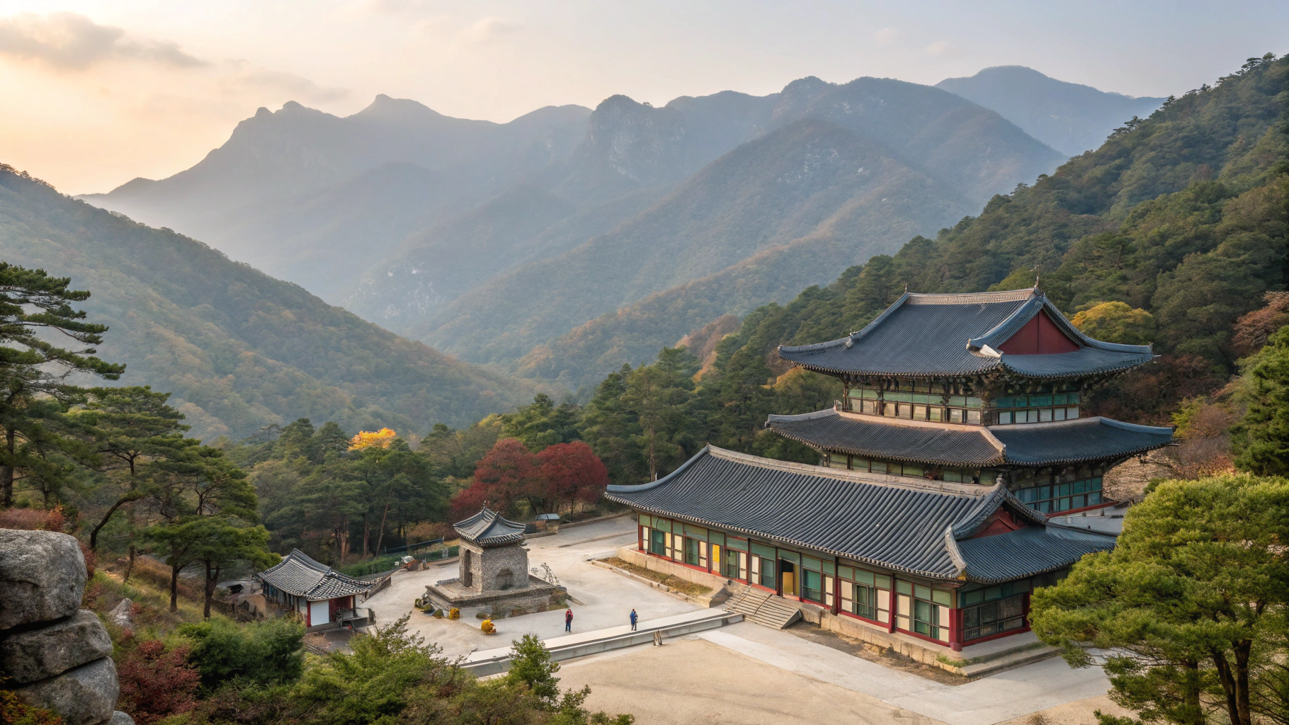 속리산 국립공원 - 전통과 자연이 만나는 신비로운 산행
속리산은 법주사의 고즈넉한 분위기와 비로봉까지 이어지는 트레킹 코스로 유명합니다.
문장대까지 이어지는 길은 부드럽게 시작하지만, 정상 부근은 다소 가파른 구간이 이어집니다.