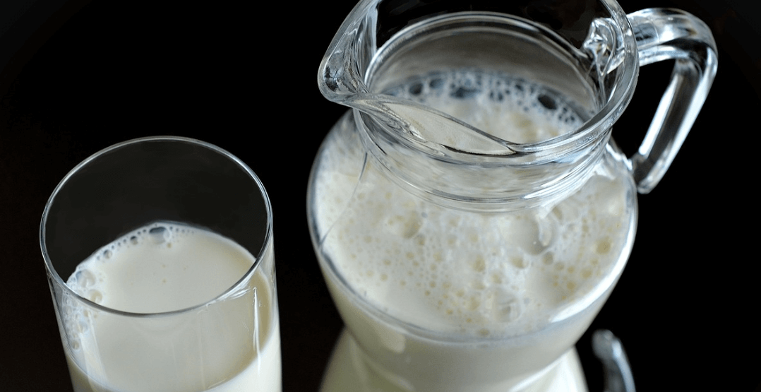 컵과 병에 들어 있는 우유