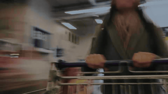 칼리(Carly)는 키보드 타자로 소통하는 법을 배워 외부 자극에서 느껴지는 자신의 감각 처리 이상을 생생히 표현했다