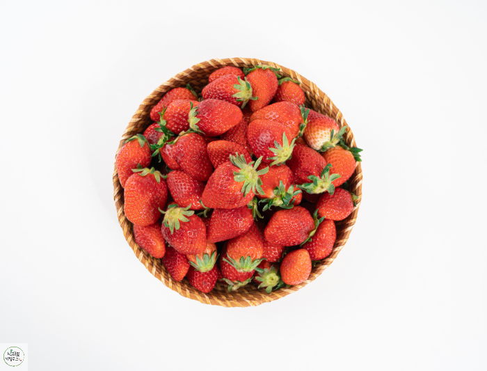갈색 바구니에 담긴 딸기