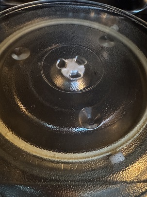 전자레인지 청소 후 깨끗해진 유리 받침