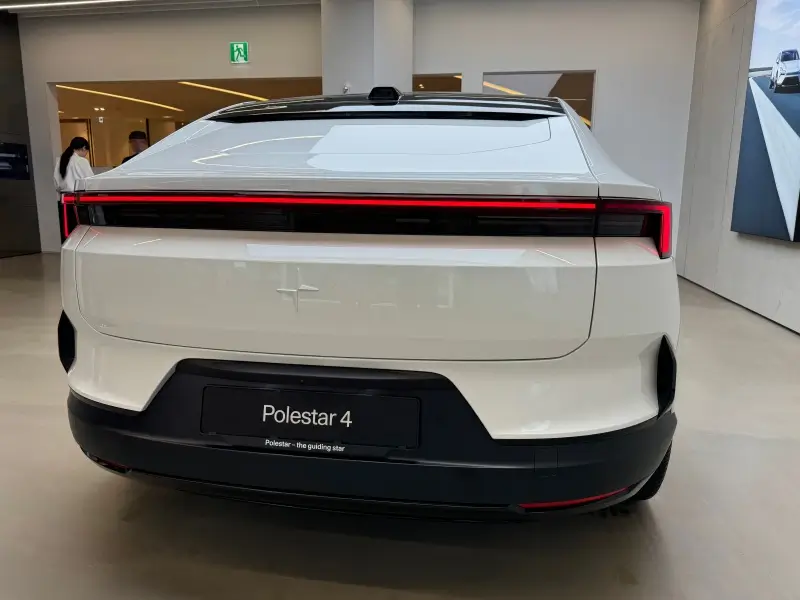 폴스타4-화이트-색상-차량-후면