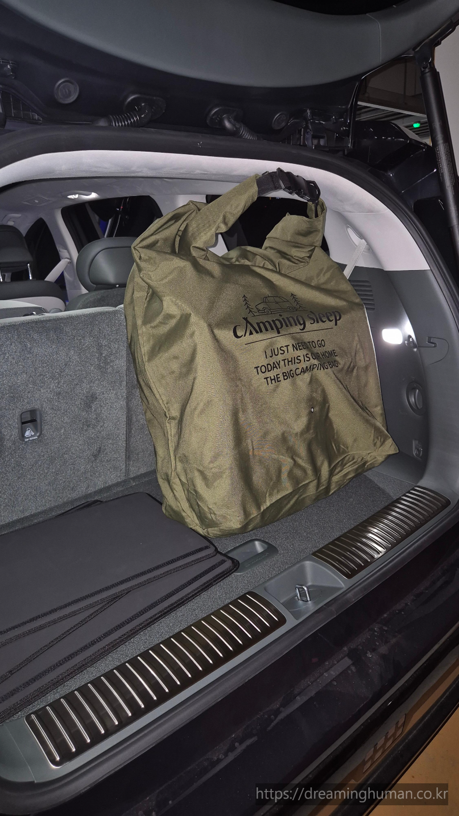 아이오닉9 차박 캠핑슬립 라이트 매트 압축 가방에 넣어 트렁크에 보관, Campingsleep Light car sleeping mat packed in compression bag and stored in car trunk for portability