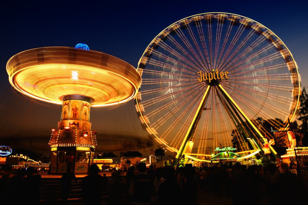 야간-놀이공원의-장노출-모습