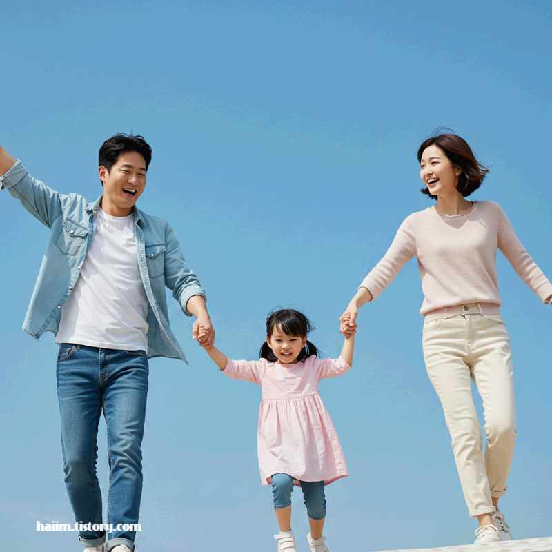 푸른 하늘 아래, 부모와 아이가 손을 잡고 함께 뛰며 즐거운 시간을 보내는 모습. 가족의 사랑과 행복을 상징하는 따뜻한 장면.