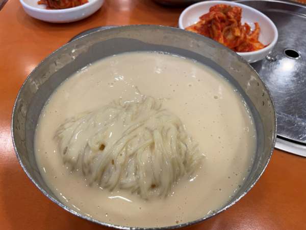 서울-콩국수-맛집-진주회관의-콩국수-사진입니다.