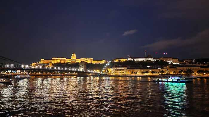 부다페스트 야경, 다뉴브 강 건너에서 보는 빛나는 부다성 야경
