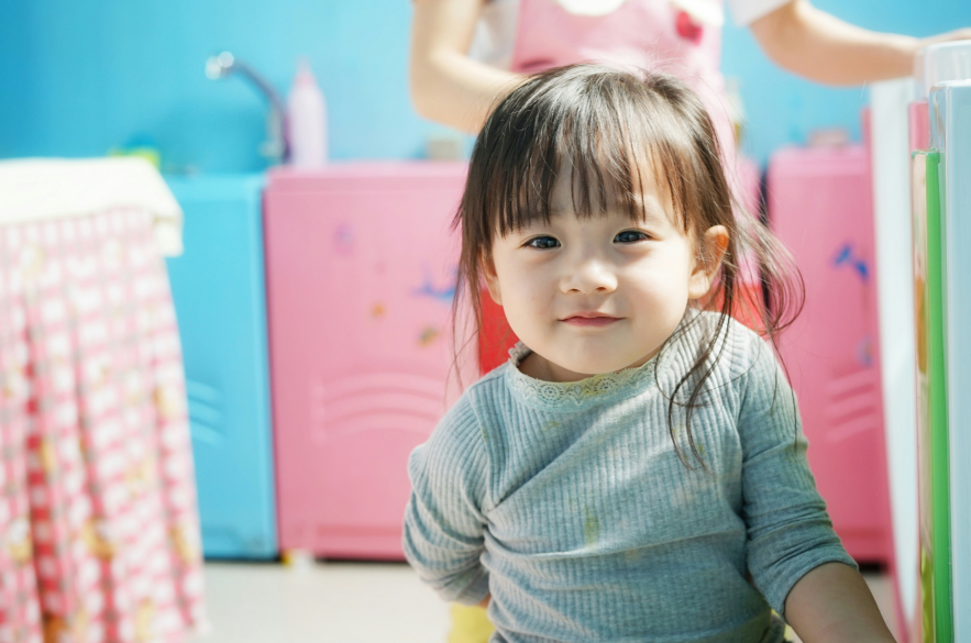 육아휴직 후 부모를 바라보는 아기