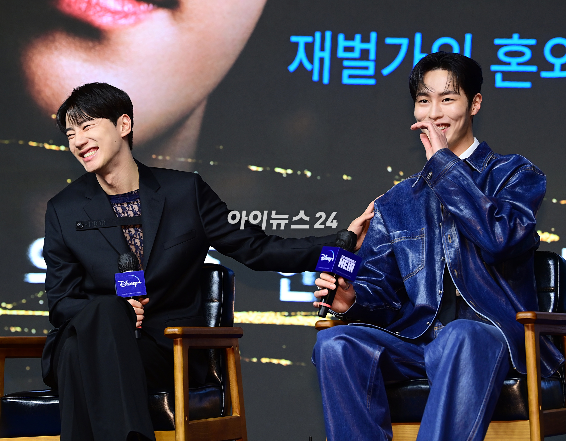 배우 이준영과 이재욱이 26일 오전 서울 종로구 JW 메리어트 동대문 스퀘어 서울에서 열린 디즈니+ 오리지널 시리즈 '로얄로더' 제작발표회에 참석하고 있다. [사진=정소희 기자]