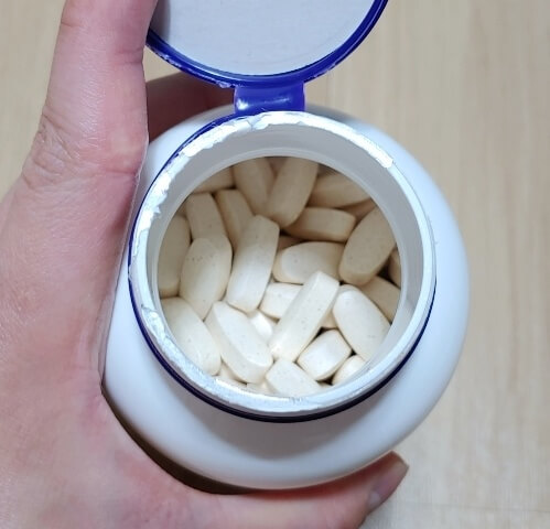 통 안에 있는 정제 사진