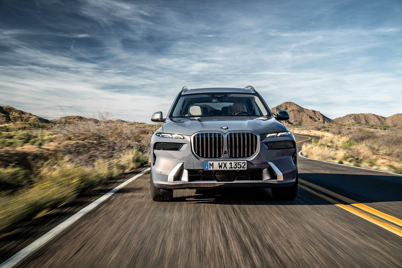 2024년형 BMW X7 주행 전면 사진