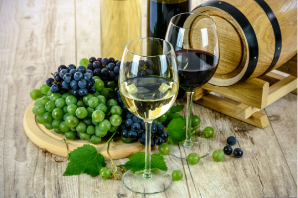 2 glass of wine with grapes