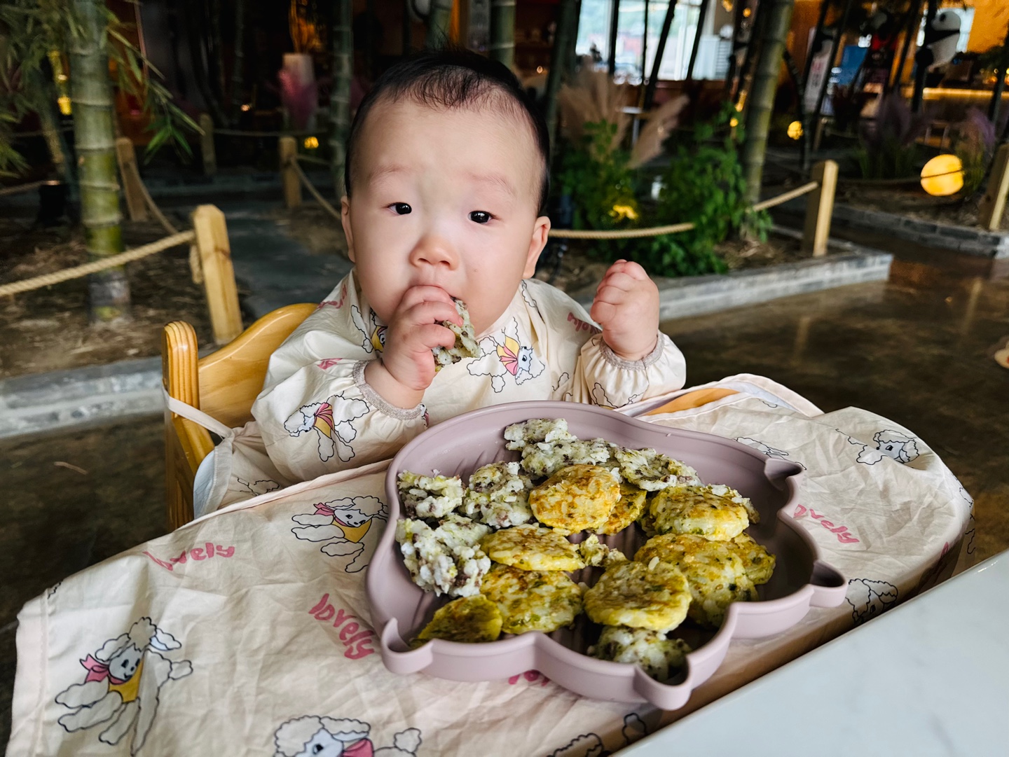 의정부 국립공원카페에서 밥전을 한 입 베어물며 자기주도 식사를 즐기는 찬솔이의 모습