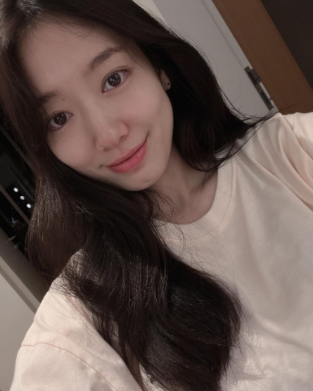 미소짓고있는-긴머리여성의모습