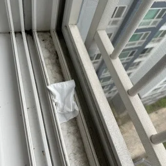 창틀 먼지 진공청소기 솔브러시와 물티슈로 닦는 순서_4