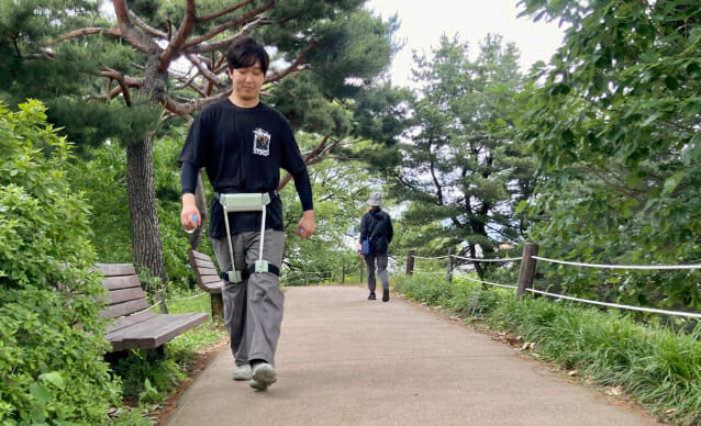 기자가 위로보틱스 윔 보행운동 센터를 방문해 인근 올림픽공원에서 실외 운동을 체험하고 있다.