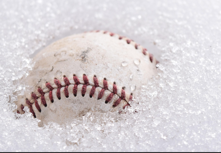 겨울 눈속에 있는 야구공