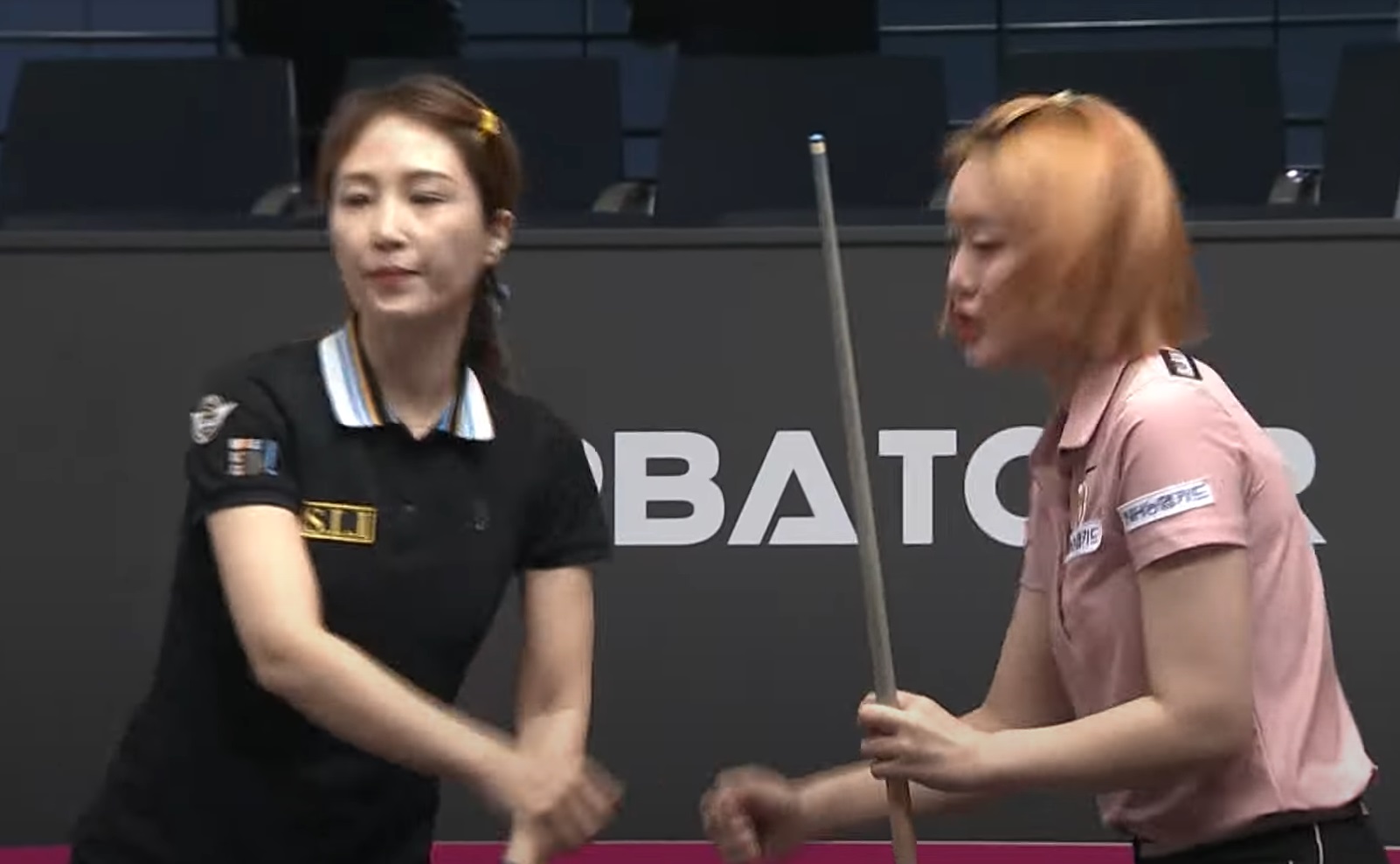 서지연 당구선수가 김보미와 인사하는 모습