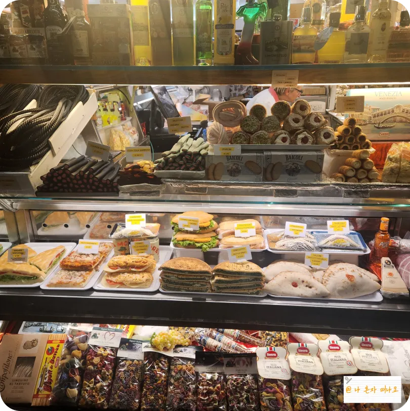 창문-쇼윈도-진열된-빵과-파스타면