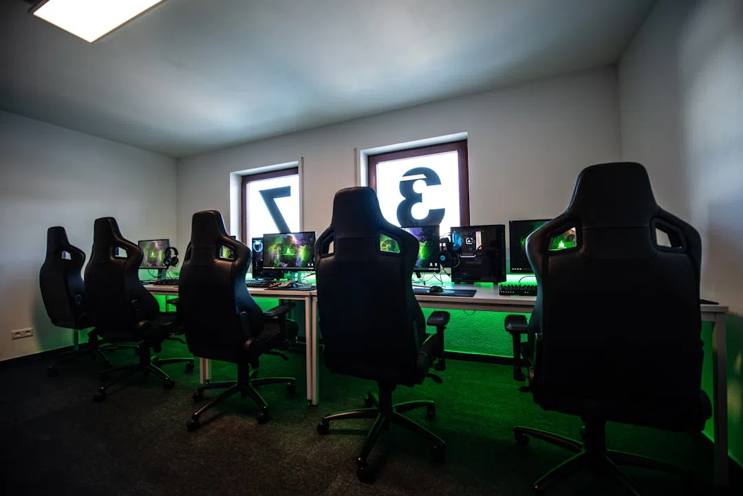 협동 모바일 게임 추천 - 게임하는 이미지